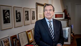 Im Februar hat sich Altkanzler Gerhard Schröder wegen Burn-outs in eine Klinik begeben. Bereits zuvor hatte er seine Ladung vor dem Schweriner Landtag krankheitsbedingt abgesagt.