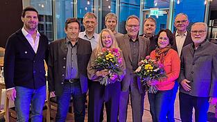 B&uuml;rgermeister Hans Thiel (Mitte) mit den Gemeinder&auml;ten, die mit ihm aus dem Gremium ausscheiden. Links ist der k&uuml;nftige B&uuml;rgermeister Dominik Schindlbeck. Nicht am Foto ist Karl Heinz Haslbeck.