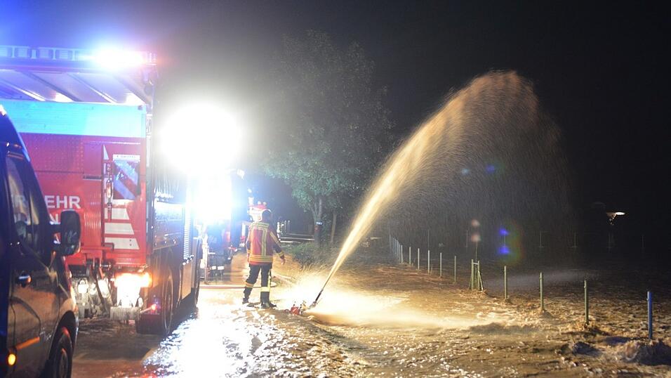 Auch im Landkreis Deggendorf waren die Feuerwehren die Nacht über im Dauereinsatz. Auch im Landkreis Deggendorf waren die Feuerwehren die Nacht über im Dauereinsatz.
