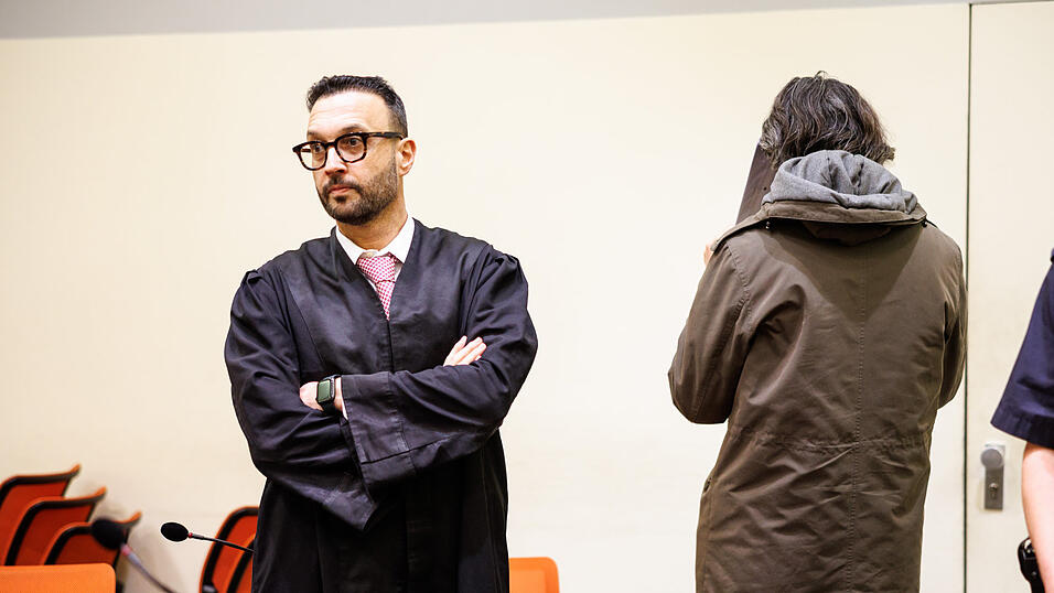 Adam Ahmed (links) hat bereits einige Schwerverbrecher vor Gericht verteidigt. Durch seine Fälle kommt es auch zu Anfeindungen gegen den Strafverteidiger selbst.