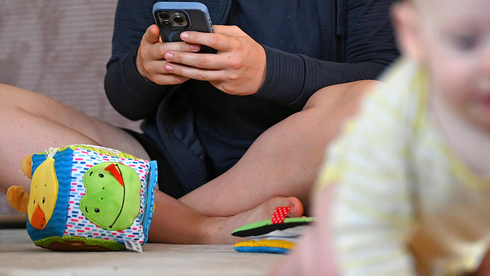 „Manchen Eltern ist es wahrscheinlich gar nicht bewusst, wie oft sie durch digitale Medien abgelenkt sind“, sagt Doris Giesa, medienpädagogische Präventionsfachkraft im Landratsamt. „Manchen Eltern ist es wahrscheinlich gar nicht bewusst, wie oft sie durch digitale Medien abgelenkt sind“, sagt Doris Giesa, medienpädagogische Präventionsfachkraft im Landratsamt.