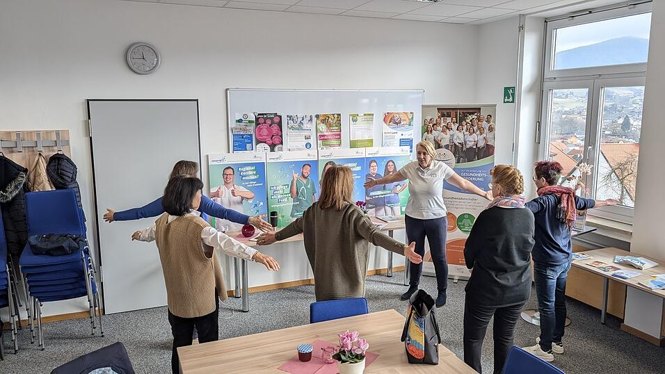 Carola Höcherl-Neubauer führte Bewegungs- und Entspannungsübungen vor. Carola Höcherl-Neubauer führte Bewegungs- und Entspannungsübungen vor.