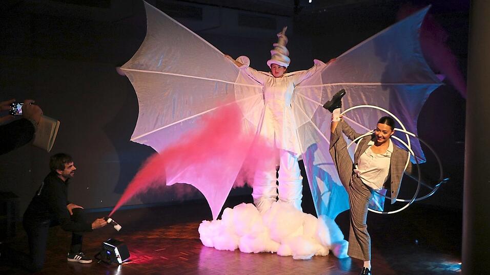 Die dreidimensionale Traumfabrik-Wappenfigur verkörpert Katrin Klaus. Ingo Pawelke (links unten) sprüht für die Fotografen violetten Rauch, die Artistin La Popi (rechts) beeindruckt mit Hula-Hoop-Kunst. Die dreidimensionale Traumfabrik-Wappenfigur verkörpert Katrin Klaus. Ingo Pawelke (links unten) sprüht für die Fotografen violetten Rauch, die Artistin La Popi (rechts) beeindruckt mit Hula-Hoop-Kunst.