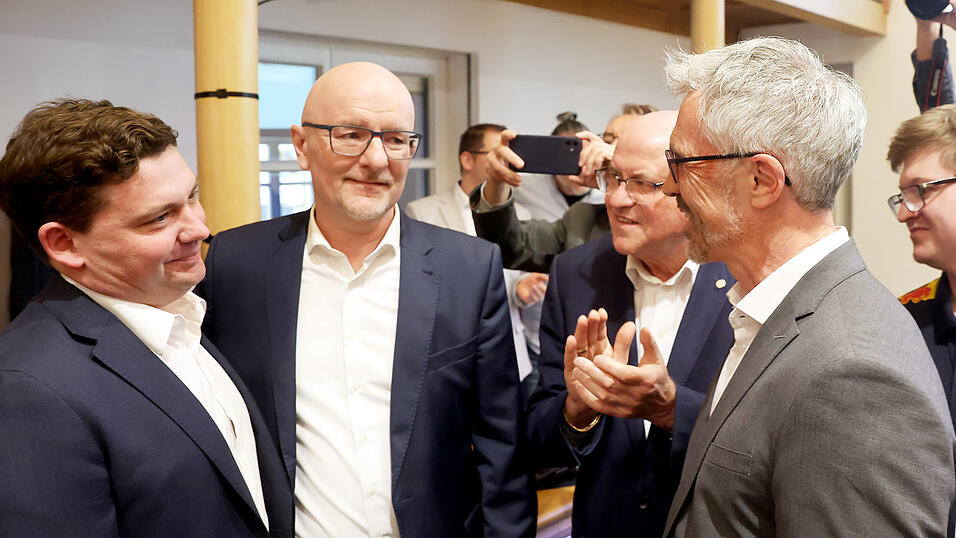 Christoph Rabl (rechts) gratuliert Thomas Haslinger (links) am Stichwahlabend. Mit im Bild: der scheidende Oberbürgermeister Alexander Putz und CSU-Stadtrat Ludwig Zellner. Christoph Rabl (rechts) gratuliert Thomas Haslinger (links) am Stichwahlabend. Mit im Bild: der scheidende Oberbürgermeister Alexander Putz und CSU-Stadtrat Ludwig Zellner.