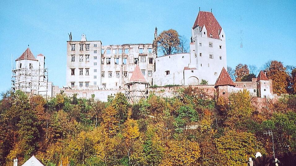 Solch ein Bild sieht man selten: So sieht die Trausnitz nach dem Brand am 21. Oktober 1961 aus. Lediglich ein Gerippe steht noch.