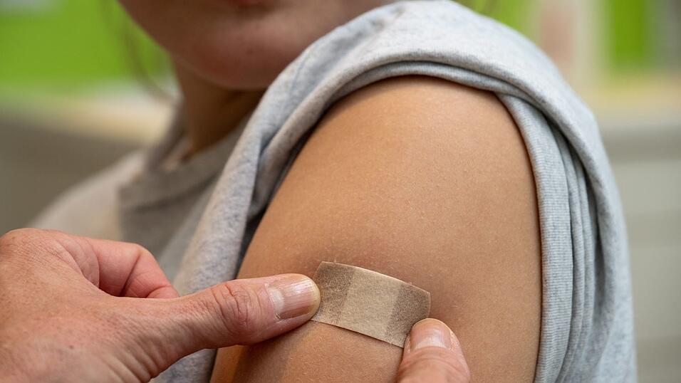 Die schützende Impfung gegen Humane Papillomviren (HPV) sollten Mädchen wie Jungen am besten schon zwischen 9 und 14 Jahren bekommen. (Symbolbild)