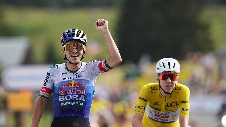 Remco Evenepoel (l) nach seinem Sieg auf der 15. Etappe. Remco Evenepoel (l) nach seinem Sieg auf der 15. Etappe.