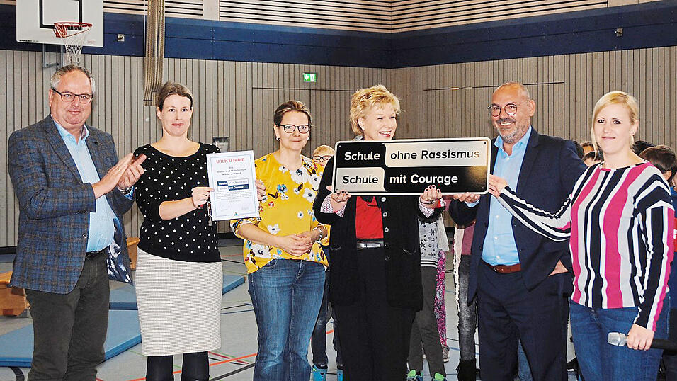 Anja Wessely (r.) überreichte der Rektorin Karin Steffen-Weidinger (3.v.r) das Label. Mit Ihnen freuten sich (v.l.) Schirmherr Josef Klaus, die Initiatoren Desiree Logemann, Martina Spießl, sowie Konrektor Robert Eisgruber. Anja Wessely (r.) überreichte der Rektorin Karin Steffen-Weidinger (3.v.r) das Label. Mit Ihnen freuten sich (v.l.) Schirmherr Josef Klaus, die Initiatoren Desiree Logemann, Martina Spießl, sowie Konrektor Robert Eisgruber.