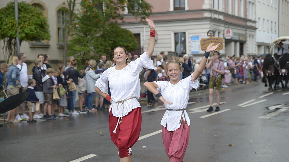 Zahlreiche Musik- und Trachtengruppen zogen nach dreij&auml;hriger Pause am Freitagabend zum Festplatz Am Hagen.&nbsp;