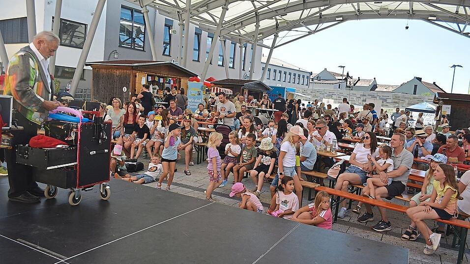 Viele kleine und große Besucher verfolgten die Zaubertricks von Magier „Guiseppe“. Viele kleine und große Besucher verfolgten die Zaubertricks von Magier „Guiseppe“.