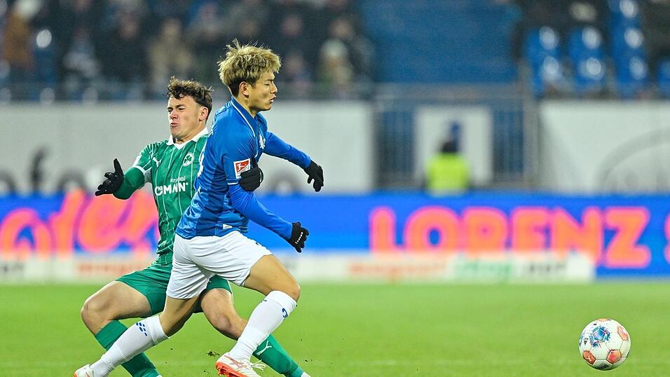 Der SV Darmstadt 98 um Yosuke Furukawa (v) und die SpVgg Greuther Fürth um Lukas Reich lieferten sich einen wilden Schlagabtausch. Der SV Darmstadt 98 um Yosuke Furukawa (v) und die SpVgg Greuther Fürth um Lukas Reich lieferten sich einen wilden Schlagabtausch.