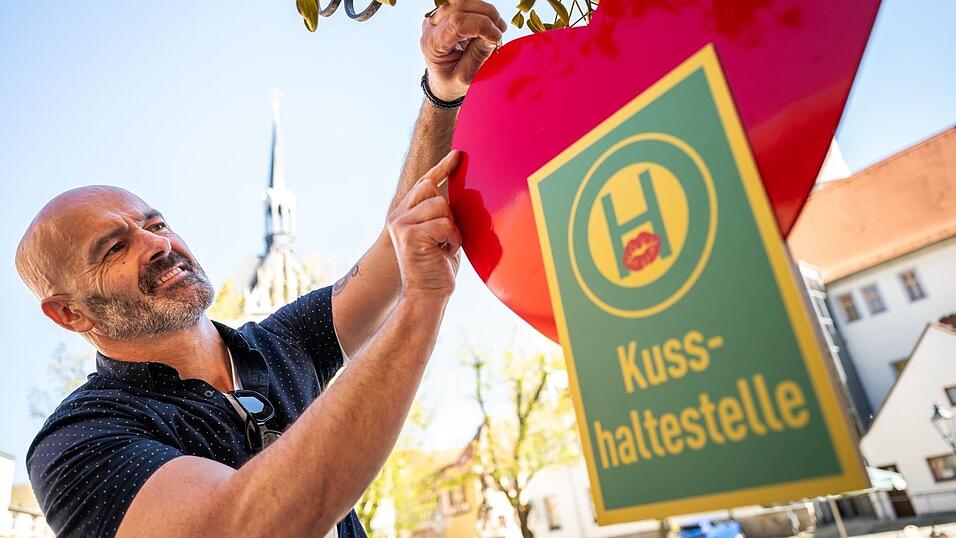 Caf&eacute;-Betreiber Jost Samorski will mit seiner &laquo;Kusshaltestelle&raquo; in Eisenberg Passanten zum K&uuml;ssen animieren.
