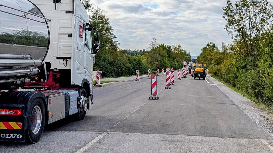 Auf neuem Asphalt rollt der Verkehr seit Montag auf der B20 in Richtung Landau. Eine Umleitung ist nur noch in Gegenrichtung nötig. Auf neuem Asphalt rollt der Verkehr seit Montag auf der B20 in Richtung Landau. Eine Umleitung ist nur noch in Gegenrichtung nötig.