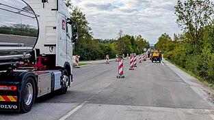 Auf neuem Asphalt rollt der Verkehr seit Montag auf der B20 in Richtung Landau. Eine Umleitung ist nur noch in Gegenrichtung nötig. Auf neuem Asphalt rollt der Verkehr seit Montag auf der B20 in Richtung Landau. Eine Umleitung ist nur noch in Gegenrichtung nötig.