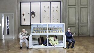 Brenden Gunnell (Graf von Kent), Andrew Watts (Edgar) und Christian Gerhaher (Lear) in der Neuinszenierung.