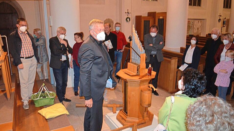 Zum Konzert in der Neust&auml;dter Pfarrkirche 'St. Laurentius' geh&ouml;rte auch eine erkl&auml;rende Pr&auml;sentation der Wasserorgel durch Justus Willberg.