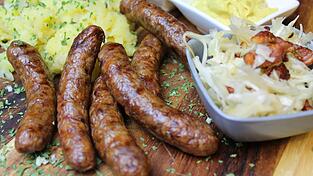Genau das richtige Rezept für den Herbst: Rehbratwurst - selbst gemacht. Dazu passen Kartoffelsalat oder Kraut.