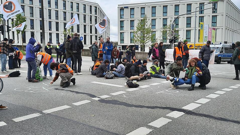 Die Letzte Generation blockiert die Kreuzung am Regensburger Justizgebäude. Die Polizei gewährt einen Aufenthalt bis 13 Uhr. Danach soll die Kreuzung geräumt werden. Die Letzte Generation blockiert die Kreuzung am Regensburger Justizgebäude. Die Polizei gewährt einen Aufenthalt bis 13 Uhr. Danach soll die Kreuzung geräumt werden.