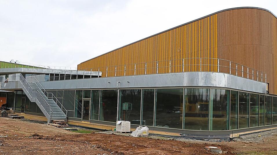 Gigantisch sind die Abmessungen der Leichtathletik-Halle, die im Obergeschoß ein Hallenbad mit drei Schwimmbecken beherbergt. Gigantisch sind die Abmessungen der Leichtathletik-Halle, die im Obergeschoß ein Hallenbad mit drei Schwimmbecken beherbergt.