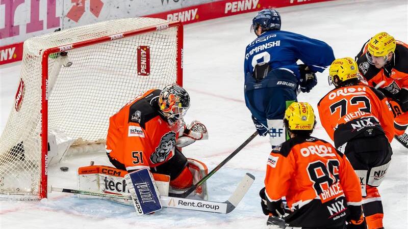 Die Tigers spielen im ersten Playoffspiel gegen die Löwen Frankfurt. Dabei kann sich Joshua Samanski über einen Treffer freuen. Die Tigers spielen im ersten Playoffspiel gegen die Löwen Frankfurt. Dabei kann sich Joshua Samanski über einen Treffer freuen.