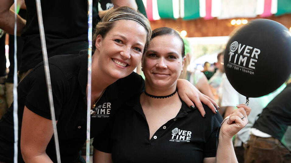 Echte Blasmusikfans lie&szlig;en sich den Montagabend im Festzelt Weckmann nicht entgehen.