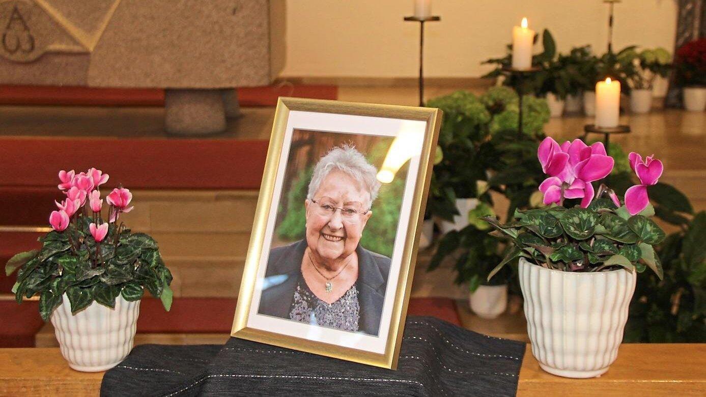 Rektorin Edeltraud Ernst beim Gedenkgottesdienst in Roding gewürdigt