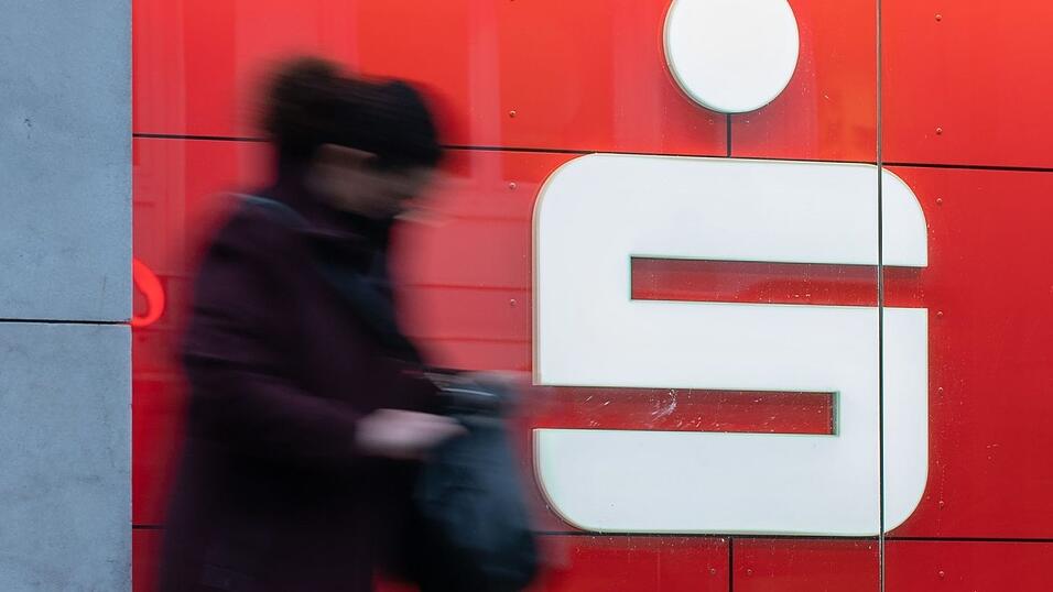 Auch Beschäftigte der Sparkasse Regensburg und der Kreissparkasse Kelheim sind am Mittwoch zum Streik aufgerufen. Auch Beschäftigte der Sparkasse Regensburg und der Kreissparkasse Kelheim sind am Mittwoch zum Streik aufgerufen.