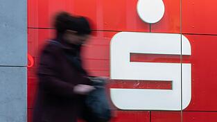 Auch Beschäftigte der Sparkasse Regensburg und der Kreissparkasse Kelheim sind am Mittwoch zum Streik aufgerufen. Auch Beschäftigte der Sparkasse Regensburg und der Kreissparkasse Kelheim sind am Mittwoch zum Streik aufgerufen.