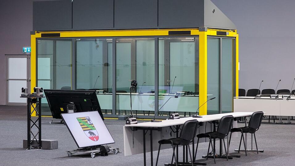 Ein Blick in den Gerichtssaal auf den Platz für die Zeugen und die Glaskabine, in der der Angeklagte während der Verhandlungen sitzt. (Archivbild)