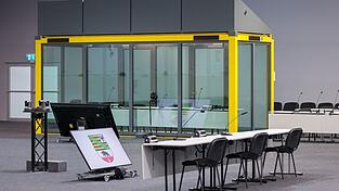 Ein Blick in den Gerichtssaal auf den Platz für die Zeugen und die Glaskabine, in der der Angeklagte während der Verhandlungen sitzt. (Archivbild) Ein Blick in den Gerichtssaal auf den Platz für die Zeugen und die Glaskabine, in der der Angeklagte während der Verhandlungen sitzt. (Archivbild)