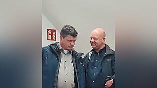 Nachdem das B&uuml;rgermeisterergebnis feststand, trafen sich Roland Unholzer und Oliver Leipold (l.) mit weiteren Parteikollegen, um das Stadtratsergebnis abzuwarten.