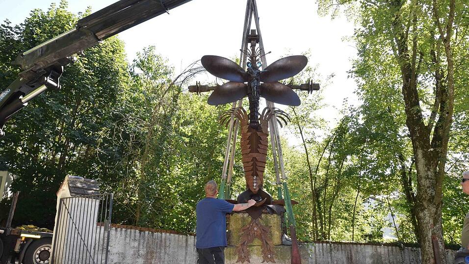 Das Schmetterlingskreuz Nummer Zwei wird über die Mauer in den Friedhof eingehoben. Das Schmetterlingskreuz Nummer Zwei wird über die Mauer in den Friedhof eingehoben.