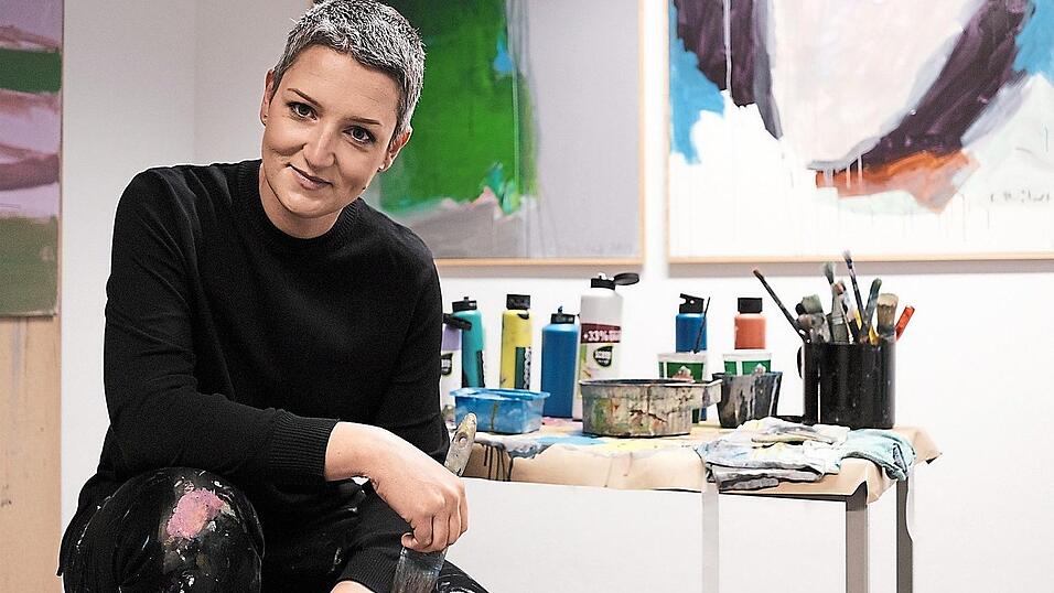 Claudia Meitert in ihrem Atelier in Regensburg. Die Chamerauerin malt Bilder und ist seit 2012 als freiberufliche Illustratorin im deutschsprachigen Raum sehr erfolgreich.