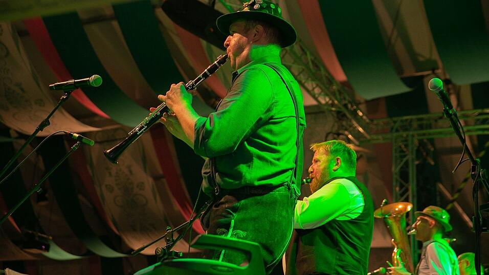 Am Dienstag spielte der Menzl im Festzelt Weckmann auf. Diese Blasmusikfreunde waren mit dabei.