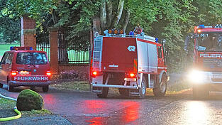 Einsatzfahrzeuge der Feuerwehr am Montagmorgen bei der Einfahrt zum Golfplatz Thiergarten.