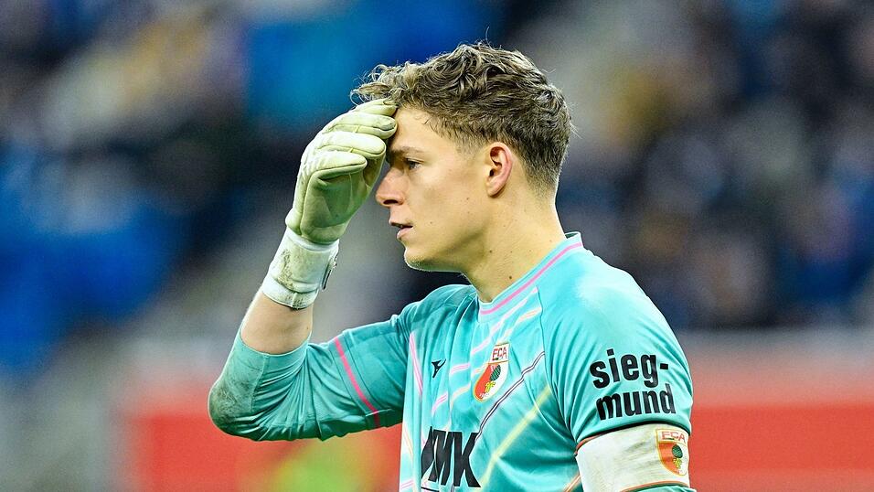 Augsburgs Torwart Finn Dahmen ist mehrfach geschlagen Augsburgs Torwart Finn Dahmen ist mehrfach geschlagen