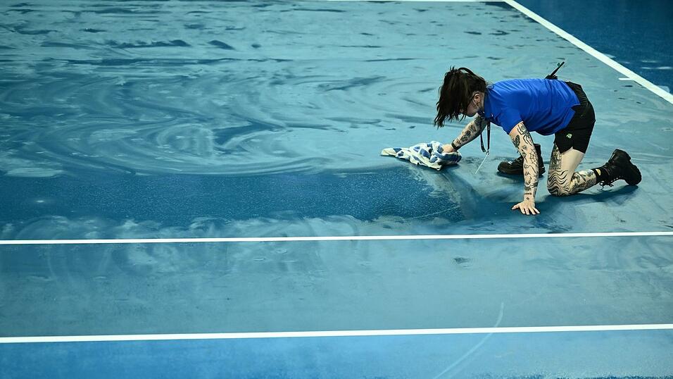 Ballkinder versuchten mit Handt&uuml;chern, die Pl&auml;tze im Melbourne Park wieder zu trocknen.