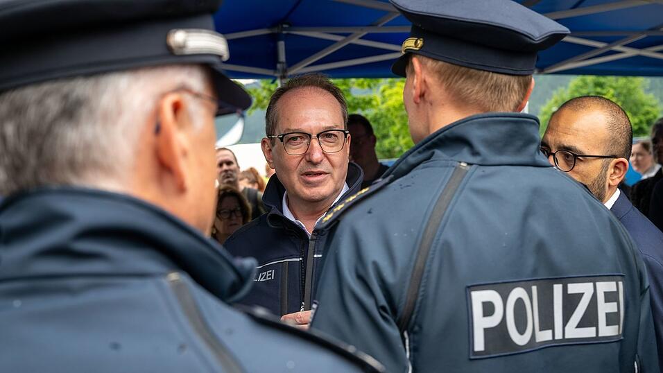 Wenige Tage nach seinem Amtsantritt besuchte Bundesinnenminister Alexander Dobrindt (CSU) die Grenze im bayerischen Kiefersfelden. (Archivfoto) Wenige Tage nach seinem Amtsantritt besuchte Bundesinnenminister Alexander Dobrindt (CSU) die Grenze im bayerischen Kiefersfelden. (Archivfoto)