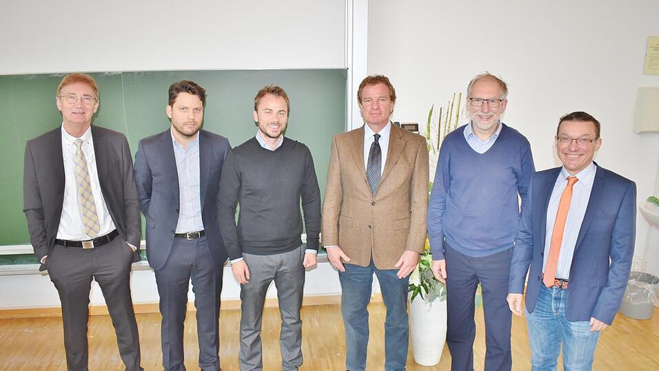 Informierten über die Neuigkeiten aus dem Bereich der Urologie: Prof. Uwe Hartmann (v. l.), Privatdozent Dr. Roman Mayr, Dr. Jan Schaible, Prof. Walther Kuhn, Prof. Hinrich Abken und Dr. Leonhard Stark. Informierten über die Neuigkeiten aus dem Bereich der Urologie: Prof. Uwe Hartmann (v. l.), Privatdozent Dr. Roman Mayr, Dr. Jan Schaible, Prof. Walther Kuhn, Prof. Hinrich Abken und Dr. Leonhard Stark.