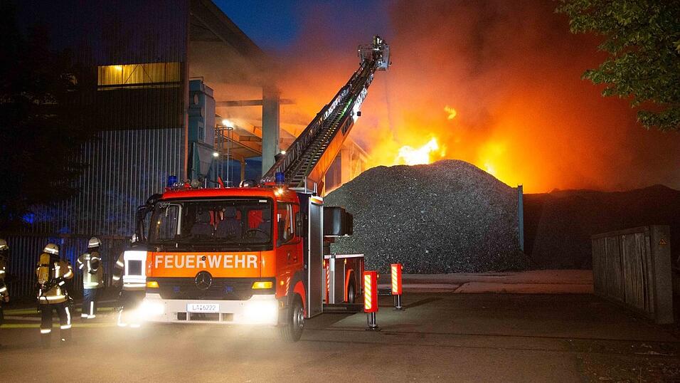 Auf dem Gelände einer Recycling-Firma in Wörth an der Isar ist am Montagabend ein Brand ausgebrochen. Auf dem Gelände einer Recycling-Firma in Wörth an der Isar ist am Montagabend ein Brand ausgebrochen.
