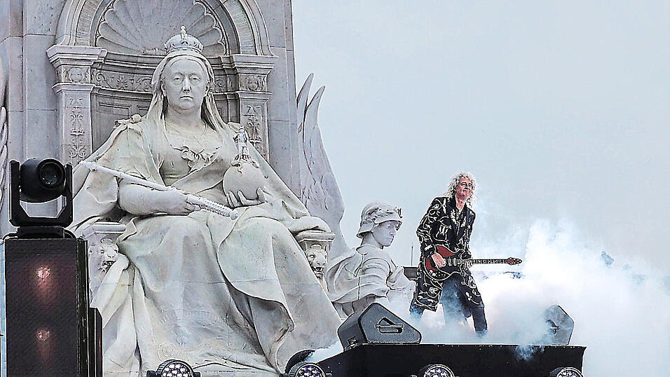 Die Rockband Queen mit dem Sänger Adam Lambert eröffnete die Party vor dem Buckingham Palast. Die Rockband Queen mit dem Sänger Adam Lambert eröffnete die Party vor dem Buckingham Palast.