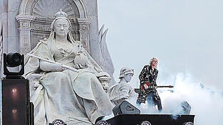 Die Rockband Queen mit dem Sänger Adam Lambert eröffnete die Party vor dem Buckingham Palast.