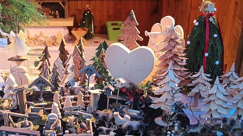 Weihnachtliches Kunsthandwerk bereicherte den Markt.