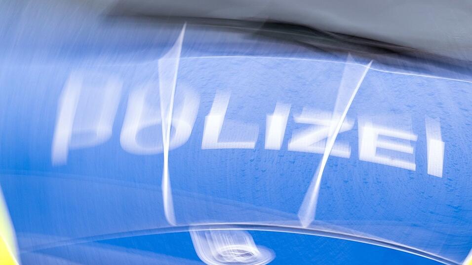 Polizeieinsatz in Altötting: Ermittler sichern Spuren nach einer blutigen Auseinandersetzung in einem Wohnhaus. (Symbolbild)