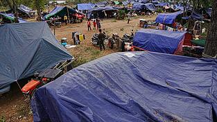 Evakuierte Menschen in der kambodschanischen Provinz Oddar Meanchey, wo sie auf einem Schulgel&auml;nde vor den K&auml;mpfen zwischen Thailand und Kambodscha Zuflucht suchen. (Archivbild)
