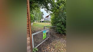 Beamte fahndeten unter anderem am Spielplatz in der Ahornstraße. Beamte fahndeten unter anderem am Spielplatz in der Ahornstraße.