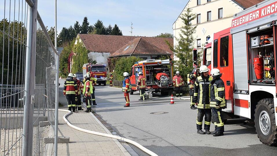 Mehrere Feuerwehren wurden zu einem Brand nach Thann in die Pfrombacher Straße gerufen. Mehrere Feuerwehren wurden zu einem Brand nach Thann in die Pfrombacher Straße gerufen.
