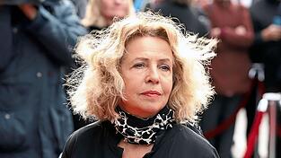 Bekannt und beliebt als starke Frau und Schauspielerin: Jetzt zeigt Michaela May in ihrer ersten Autobiografie ihre zerbrechliche Seite.