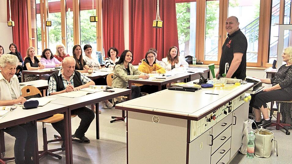 Stefan (Zweiter von rechts) und Natalie Seel (rechts) geben den Ukrainern Deutschunterricht an der Mittelschule in Furth im Wald.