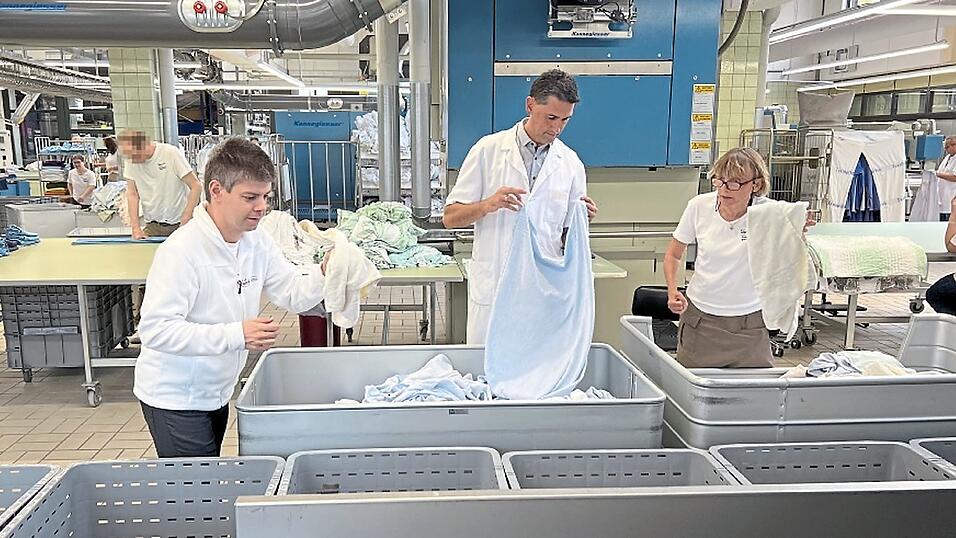 Bürgermeister Andreas Liebl (Mitte) mit seinen beiden Mentoren Christian Dietl und Erika Stelzl in der Wäscherei der Bruder Konrad Werkstätte Mitterfels. Bürgermeister Andreas Liebl (Mitte) mit seinen beiden Mentoren Christian Dietl und Erika Stelzl in der Wäscherei der Bruder Konrad Werkstätte Mitterfels.
